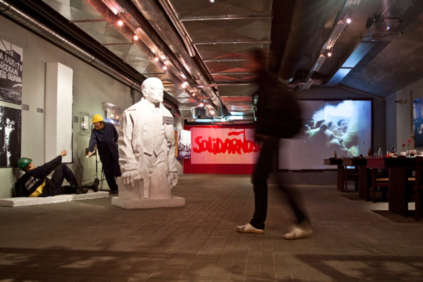 Reiseziel Danzig: Etwas versteckt gelegen befindet sich im Solidarność-Museum eine eindrucksvolle Dokumentation der polnischen Verhältnisse vom Zweiten Weltkrieg bis zum Umbruch Ende der 80er Jahre. Medial aufbereitet kann der steinige Weg der Hafenarbeiter und ihrer Unterstützer nachvollzogen werden Etwas versteckt gelegen befindet sich im Solidarność-Museum eine eindrucksvolle Dokumentation der polnischen Verhältnisse vom Zweiten Weltkrieg bis zum Umbruch Ende der 80er Jahre. Medial aufbereitet kann der steinige Weg der Hafenarbeiter und ihrer Unterstützer nachvollzogen werden
