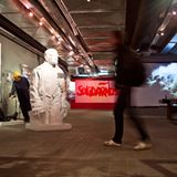 Etwas versteckt gelegen befindet sich im Solidarność-Museum eine eindrucksvolle Dokumentation der polnischen Verhältnisse vom Zweiten Weltkrieg bis zum Umbruch Ende der 80er Jahre. Medial aufbereitet kann der steinige Weg der Hafenarbeiter und ihrer Unterstützer nachvollzogen werden