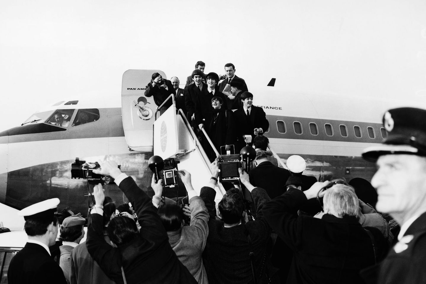 Als sie in London ins Flugzeug stiegen, waren sie gerade eine sehr erfolgreiche britische Band. Doch als die Beatles am 7. Februar 1964 aus dem Flugzeug stiegen, wurden sie wie Weltstars empfangen: 5.000 Fans und 200 Journalisten bereiteten den Beatles auf dem Rollfeld des New Yorker Flughafens einen überwältigenden Empfang. Ein paar Wochen zuvor hatte sie ihre Single 