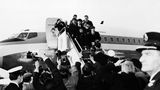 Als sie in London das Flugzeug bestiegen, waren sie nur eine sehr erfolgreiche britische Band. Doch als die Beatles am 7. Februar 1964 das Flugzeug verließen, wurden sie empfangen wie Weltstars: 5000 Fans und 200 Journalisten bereiteten den Beatles auf dem Rollfeld des New Yorker Flughafens einen überwältigenden Empfang.  Wenige Wochen zuvor hatte ihre Single "I Want to Hold Your Hand" bereits in den USA die Chartspitze erobert. Ein erster Erfolg, doch erst mit ihrer Ankunft wurden die Beatles auch jenseits des Kanals zur wohl größten Popband, die es je gegeben hat. Im April 1964 besetzten sie dort sogar die ersten fünf Plätze der Single-Charts. Auch das hat es davor und danach nicht mehr gegeben.