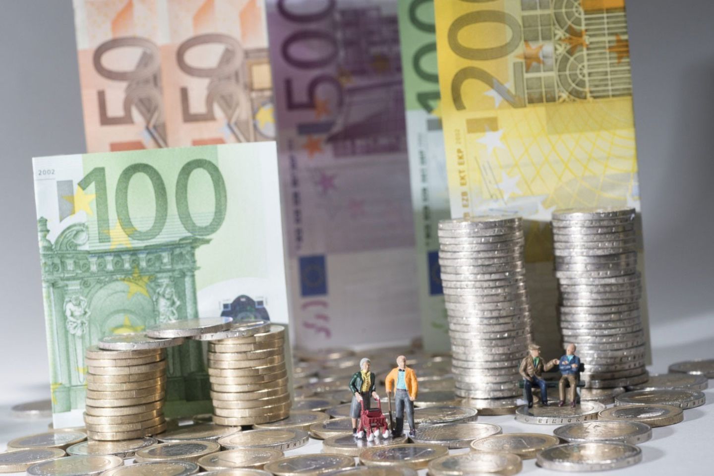 Wer heute Geld zurücklegen will, muss sich auskennen: Sparbücher bringen keine Zinsen, Lebensversicherungen sind unsicher - und an Aktien wagen sich nur 11 Prozent der Deutschen.