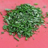 Hacken zerquetscht die Zellstruktur, die wertvollen Öle in der Pflanze landen dann auf dem Schnittbrett und nicht auf der Aubergine, wo sie doch ihren Geschmack entfalten sollten. Gut zu erkennen: Das Schnittbrett ist bei uns nach dem Schneiden trocken.