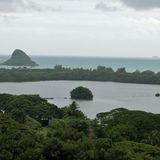 Chinaman's Hat  Die touristische Infrastruktur konzentriert sich in Oahu auf Waikiki, dem Ausgangsort für Tagestouren quer über die Insel. Der Rest der Insel hat viele einsame Küstenabschnitte, die frei von Ferienresorts sind. An der regenreichen Ostküste ragt im Kualoa Regional Park ein begrünter Felsen aus dem Wasser: Chinaman's Hat oder auf Hawaiianisch "Mokalii" genannt, was so viel wie "kleiner Drache" bedeutet.