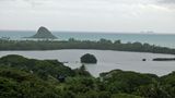 Chinaman's Hat  Die touristische Infrastruktur konzentriert sich in Oahu auf Waikiki, dem Ausgangsort für Tagestouren quer über die Insel. Der Rest der Insel hat viele einsame Küstenabschnitte, die frei von Ferienresorts sind. An der regenreichen Ostküste ragt im Kualoa Regional Park ein begrünter Felsen aus dem Wasser: Chinaman's Hat oder auf Hawaiianisch "Mokalii" genannt, was so viel wie "kleiner Drache" bedeutet.