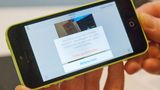 Trick 10: Bilder ausblenden  Sie wollen jemandem Fotos auf dem iPhone zeigen, wollen aber einige Bilder lieber vor neugierigen Blicken verstecken? Sie ganz zu verstecken ist auf dem iPhone mit Bord-Mitteln leider nicht möglich. Immerhin kann man sie aber zumindest ausblenden. Dazu halten Sie den Finger auf dem entsprechenden Foto gedrückt und wählen im aufpoppenden Kontext-Menü "Ausblenden". Danach bestätigen Sie die Auswahl mit "Foto ausblenden". Das Bild ist nun nicht mehr unter "Sammlungen" oder "Momente" zu finden, den am häufigsten ausgewählten Ansichten der "Fotos"-App. Unter der "Alben"-Ansicht ist das Bild aber weiterhin zu finden, sowohl unter der Sammlung "Aufnahmen" zwischen allen anderen Bildern als auch in einem eigenen Ordner - der unpraktischerweise auch noch "Ausgeblendet" heißt