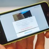 Trick 10: Bilder ausblenden  Sie wollen jemandem Fotos auf dem iPhone zeigen, wollen aber einige Bilder lieber vor neugierigen Blicken verstecken? Sie ganz zu verstecken ist auf dem iPhone mit Bord-Mitteln leider nicht möglich. Immerhin kann man sie aber zumindest ausblenden. Dazu halten Sie den Finger auf dem entsprechenden Foto gedrückt und wählen im aufpoppenden Kontext-Menü "Ausblenden". Danach bestätigen Sie die Auswahl mit "Foto ausblenden". Das Bild ist nun nicht mehr unter "Sammlungen" oder "Momente" zu finden, den am häufigsten ausgewählten Ansichten der "Fotos"-App. Unter der "Alben"-Ansicht ist das Bild aber weiterhin zu finden, sowohl unter der Sammlung "Aufnahmen" zwischen allen anderen Bildern als auch in einem eigenen Ordner - der unpraktischerweise auch noch "Ausgeblendet" heißt