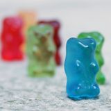Platz 6: Heidelbeere  Haribo, Haribo, Haribo. Was habt Ihr Euch dabei gedacht? Ein blaues Gummibärchen macht auf jeden Fall die Kinder froh. Bei uns Erwachsenen aber fällt dieses blaue Bärchen leider durch. Die Farbe erinnert an Schlumpfmus. Würde man nur das Blau betrachten, dann gibt es sogar in der Redaktion einige Fans. Dennoch ist der Geschmack so künstlich, dass wir uns nach dem echten Heidelbeeraroma sehnen. Platz 6 und somit durchgefallen.