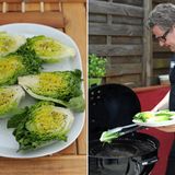 Und nun ab auf den Grill. Den Salat grillen wir mit direkter Hitze. Grillmeister Breinig hat die beiden Kohlekörbe in die Mitte des Grill gezogen und legt den halbierten Salat mit der flachen Seite nach unten direkt über die Kohlen.