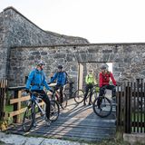 Hier sieht man, warum Funktionskleidung Funktion heißt. Gore Bike Wear ist optisch zurückhaltender als Maloja und bietet Fahrradkleidung für Sportler, die aber auch für den alltäglichen Gebrauch geeignet ist.