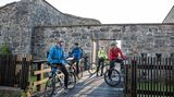 Hier sieht man, warum Funktionskleidung Funktion heißt. Gore Bike Wear ist optisch zurückhaltender als Maloja und bietet Fahrradkleidung für Sportler, die aber auch für den alltäglichen Gebrauch geeignet ist.