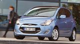 Der Basispreis des ix20 (Classic-Ausstattung mit 90 PS-Benziner) wird bei ungefähr 15.000 Euro liegen. Die exakten Preise will Hyundai erst später bekannt geben. Zu den Konkurrenten des koreanischen Minivans zählen das Schwestermodell Kia Venga (90 PS ab 14.425 Euro), der Honda Jazz (90 PS ab 12.550 Euro), Skoda Roomster (86 PS ab 14.450 Euro), Nissan Note (88 PS ab 13.910 Euro), Renault Grand Modus (75 PS ab 13.700 Euro) oder Opel Meriva (100 PS ab 15.900 Euro)