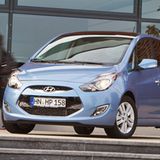 Der Basispreis des ix20 (Classic-Ausstattung mit 90 PS-Benziner) wird bei ungefähr 15.000 Euro liegen. Die exakten Preise will Hyundai erst später bekannt geben. Zu den Konkurrenten des koreanischen Minivans zählen das Schwestermodell Kia Venga (90 PS ab 14.425 Euro), der Honda Jazz (90 PS ab 12.550 Euro), Skoda Roomster (86 PS ab 14.450 Euro), Nissan Note (88 PS ab 13.910 Euro), Renault Grand Modus (75 PS ab 13.700 Euro) oder Opel Meriva (100 PS ab 15.900 Euro)