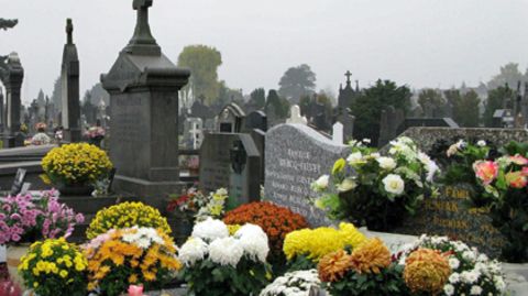 Ein Friedhof: Immer wieder verschwanden Engel und Plüschtiere von den Gräbern verstorbener Kinder. Bis eine Friedhofsmitarbeiterin überführt wurde