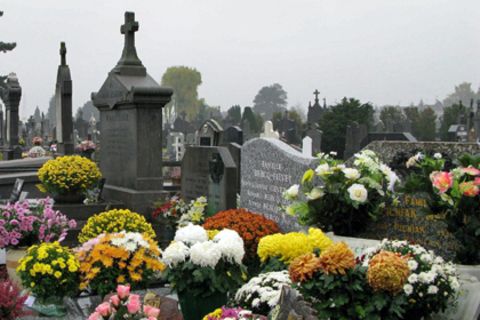 Ein Friedhof: Immer wieder verschwanden Engel und Plüschtiere von den Gräbern verstorbener Kinder. Bis eine Friedhofsmitarbeiterin überführt wurde