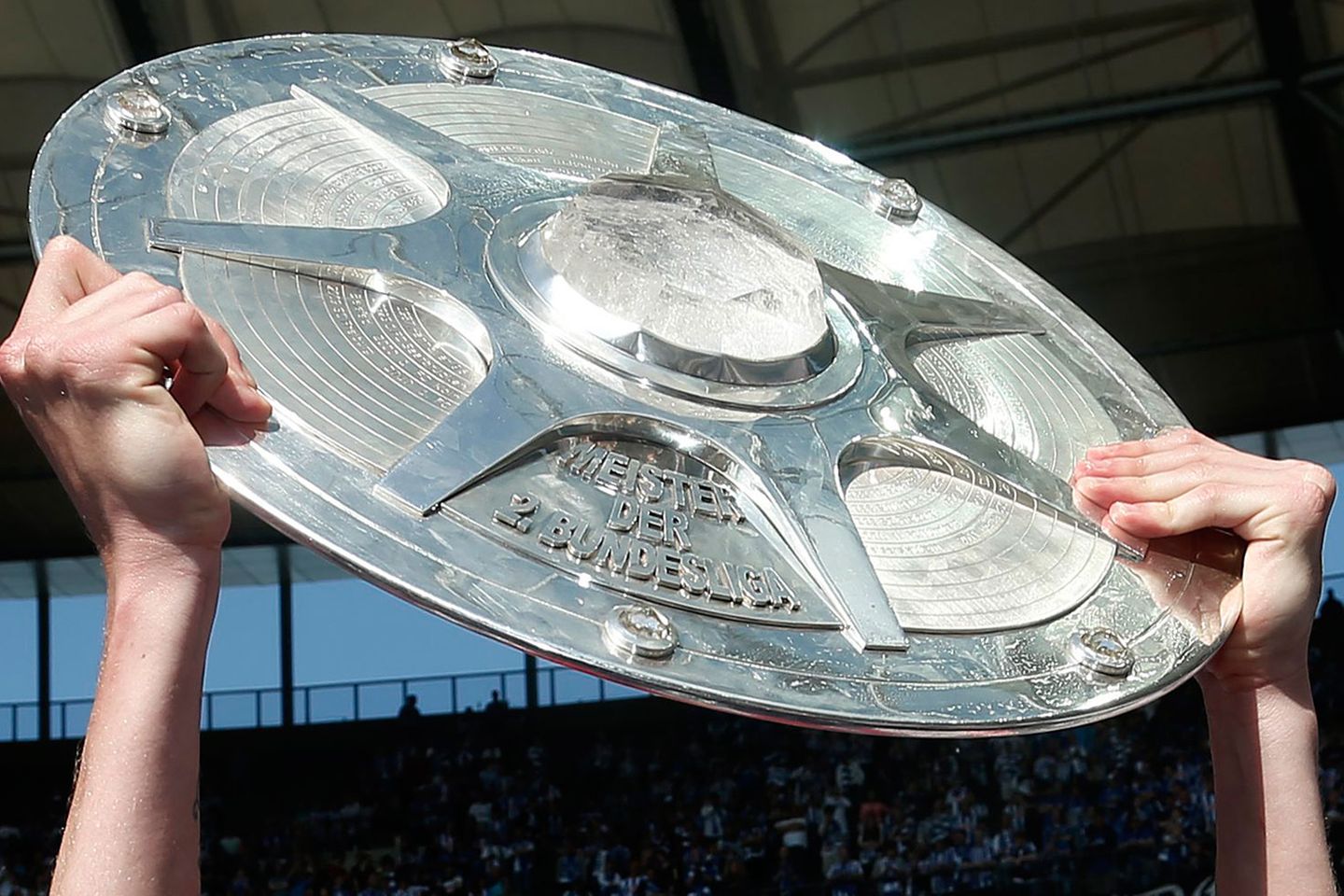 Bundesliga-Dino in der Krise: Die Meisterschaft wäre kein utopisches Saisonziel mehr Vor 30 Jahren wurde der HSV letztmalig Deutscher Meister. Inzwischen ist das Team von den oberen Tabellenrängen weit entfernt. In der Zweiten Liga aber kann sich der Verein wieder berechtigte Hoffnung auf die Schale machen. Die Meisterschaft wäre kein utopisches Saisonziel mehr Vor 30 Jahren wurde der HSV letztmalig Deutscher Meister. Inzwischen ist das Team von den oberen Tabellenrängen weit entfernt. In der Zweiten Liga aber kann sich der Verein wieder berechtigte Hoffnung auf die Schale machen.