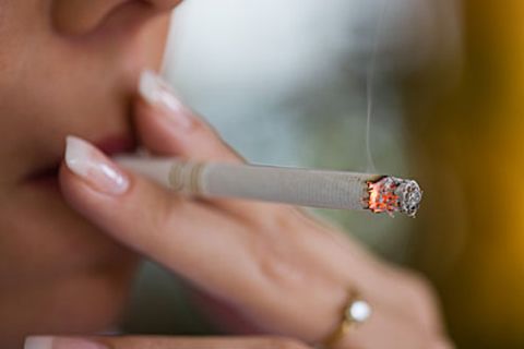 Eine neue Studie zeigt, wie gefährlich die Stoffe sind, die Raucher einatmen