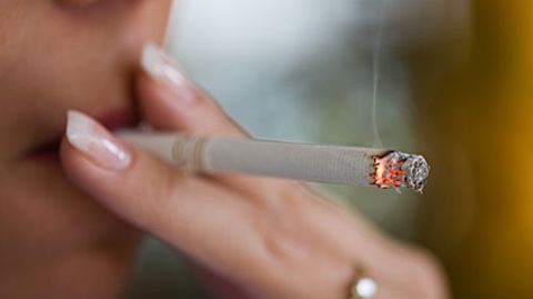Eine neue Studie zeigt, wie gefährlich die Stoffe sind, die Raucher einatmen