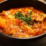 Trippa alla romana  Ein weiteres Gericht des quinto quarto, des fünften Viertels, sind Kutteln oder auch Pansen genannt. Die römischen trippa werden mit Tomaten, Zwiebeln, Sellerie, Karotten und Weißwein gekocht. Wenn die Kutteln weich sind, kann das Gericht serviert werden. Die Römer schwören darauf!