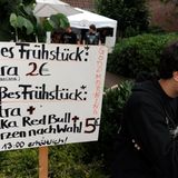 Das Dorfleben wurde in der preisgekrönten Doku "Full Metal Village" der südkoreanerischen Regisseurin Sung-Hyung Cho gezeigt. Jedes Jahr, wenn die Festivalbesucher anreisen, gibt es nicht nur jede Menge Skurrilitäten zu beobachten. Viele Bewohner nutzen auch die Gelegenheit, um sich ein paar Euro dazuzuverdienen.