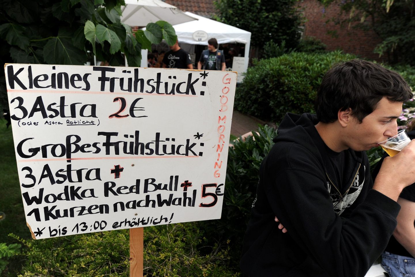 25 Jahre Matsch und Metal: Das Dorfleben wurde in der preisgekrönten Doku "Full Metal Village" der südkoreanerischen Regisseurin Sung-Hyung Cho gezeigt. Jedes Jahr, wenn die Festivalbesucher anreisen, gibt es nicht nur jede Menge Skurrilitäten zu beobachten. Viele Bewohner nutzen auch die Gelegenheit, um sich ein paar Euro dazuzuverdienen. Das Dorfleben wurde in der preisgekrönten Doku "Full Metal Village" der südkoreanerischen Regisseurin Sung-Hyung Cho gezeigt. Jedes Jahr, wenn die Festivalbesucher anreisen, gibt es nicht nur jede Menge Skurrilitäten zu beobachten. Viele Bewohner nutzen auch die Gelegenheit, um sich ein paar Euro dazuzuverdienen.