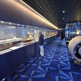 Ein weiteres Novum auf einem Kreuzfahrtschiff ist das Meeresmuseum mit 300 Quadratmetern Ausstellungsfläche und lauschigen runden Hörmuscheln zum Reinsetzen, das in Zusammenarbeit mit dem Maritimem Museum Hamburg, dem Alfred-Wegener-Insitut und dem Institut für Ostseeforschung Warnemünde entstand.