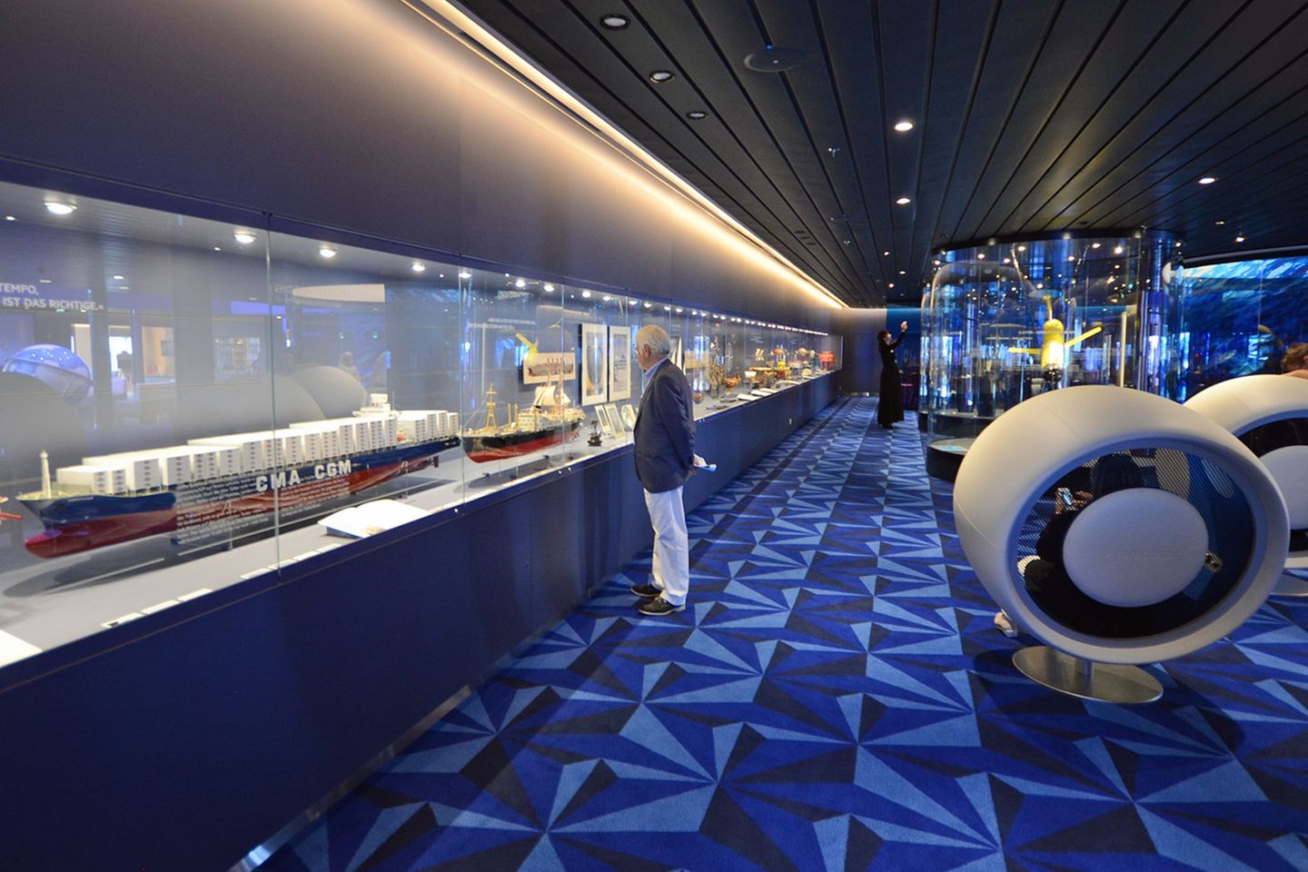 Ein weiteres Novum auf einem Kreuzfahrtschiff ist das Meeresmuseum mit 300 Quadratmetern Ausstellungsfläche und lauschigen runden Hörmuscheln zum Reinsetzen, das in Zusammenarbeit mit dem Maritimem Museum Hamburg, dem Alfred-Wegener-Insitut und dem Institut für Ostseeforschung Warnemünde entstand.