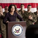 "Veep"   Die Comedy handelt vom Alltag der US-Vizepräsidentin Selina Meyer (Julia Louis-Dreyfus, als beste Hauptdarstellerin in einer Comedyserie ausgezeichnet), die mit ihrer Position ganz und gar unzufrieden ist. Sie fühlt sich machtlos, zurückgesetzt und ihr Verhältnis zum Präsidenten ist angespannt. In den USA kommt die Serie gut an, in diesem Frühjahr wurde bereits die dritte Staffel ausgestrahlt.  Geeignet für: alle, die politische Comedy mögen.  Wo kann ich das sehen? In Deutschland ist die Serie bei Sky Atlantic zu sehen.