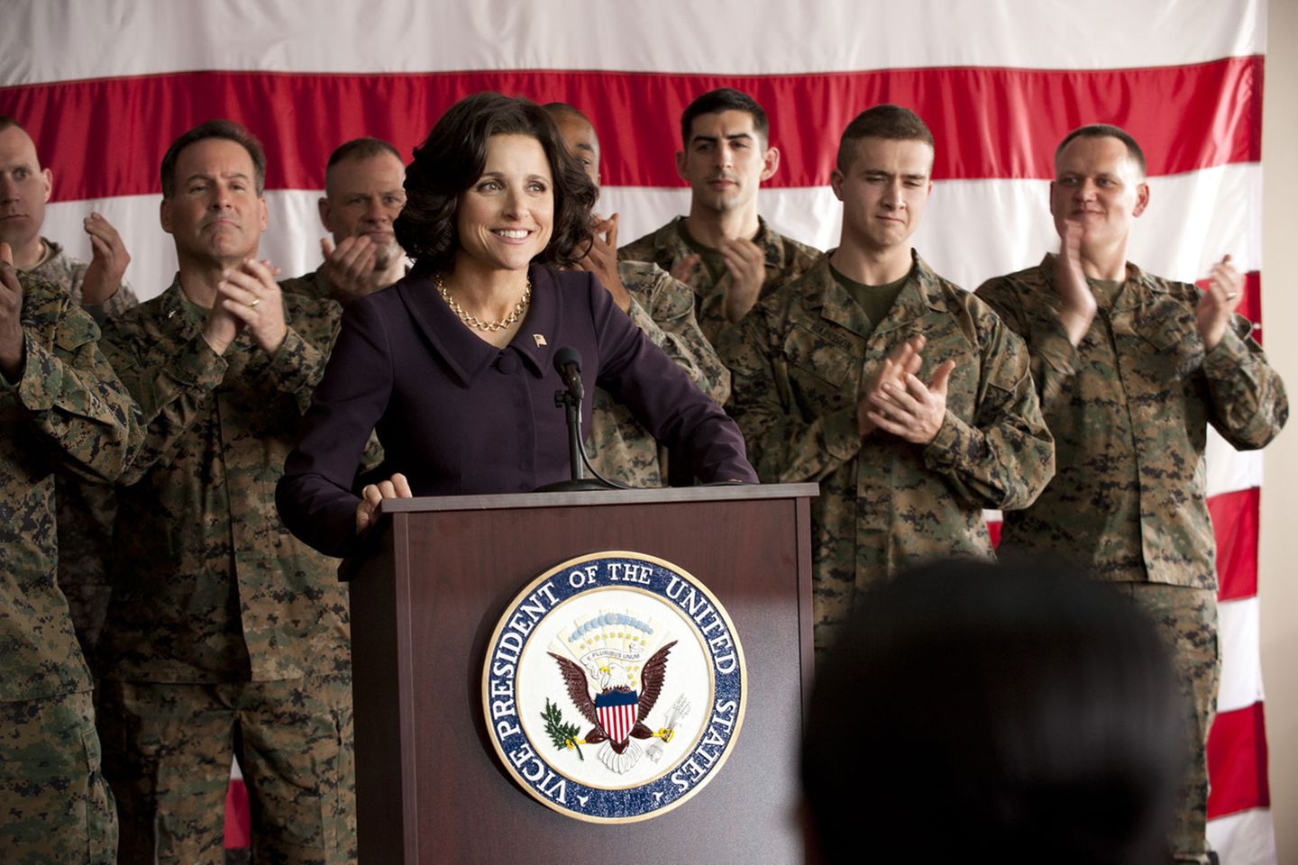 "Veep"   Die Comedy handelt vom Alltag der US-Vizepräsidentin Selina Meyer (Julia Louis-Dreyfus, als beste Hauptdarstellerin in einer Comedyserie ausgezeichnet), die mit ihrer Position ganz und gar unzufrieden ist. Sie fühlt sich machtlos, zurückgesetzt und ihr Verhältnis zum Präsidenten ist angespannt. In den USA kommt die Serie gut an, in diesem Frühjahr wurde bereits die dritte Staffel ausgestrahlt.  Geeignet für: alle, die politische Comedy mögen.  Wo kann ich das sehen? In Deutschland ist die Serie bei Sky Atlantic zu sehen.