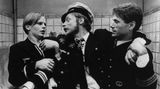 Mit Rollen wie in der Günter-Grass-Verfilmung "Die Blechtrommel" wurde Otto Sander seit den späten 70er Jahren einem größeren Publikum bekannt. Die Rolle in Wolfgang Petersens Kassenschlager "Das Boot" (1981) war ihm wie auf den Leib geschnitten: Sander spielt - an der Seite von Jürgen Prochnow und Herbert Grönemeyer - einen dem Alkohol verfallenen Offizier