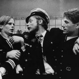 Mit Rollen wie in der Günter-Grass-Verfilmung "Die Blechtrommel" wurde Otto Sander seit den späten 70er Jahren einem größeren Publikum bekannt. Die Rolle in Wolfgang Petersens Kassenschlager "Das Boot" (1981) war ihm wie auf den Leib geschnitten: Sander spielt - an der Seite von Jürgen Prochnow und Herbert Grönemeyer - einen dem Alkohol verfallenen Offizier