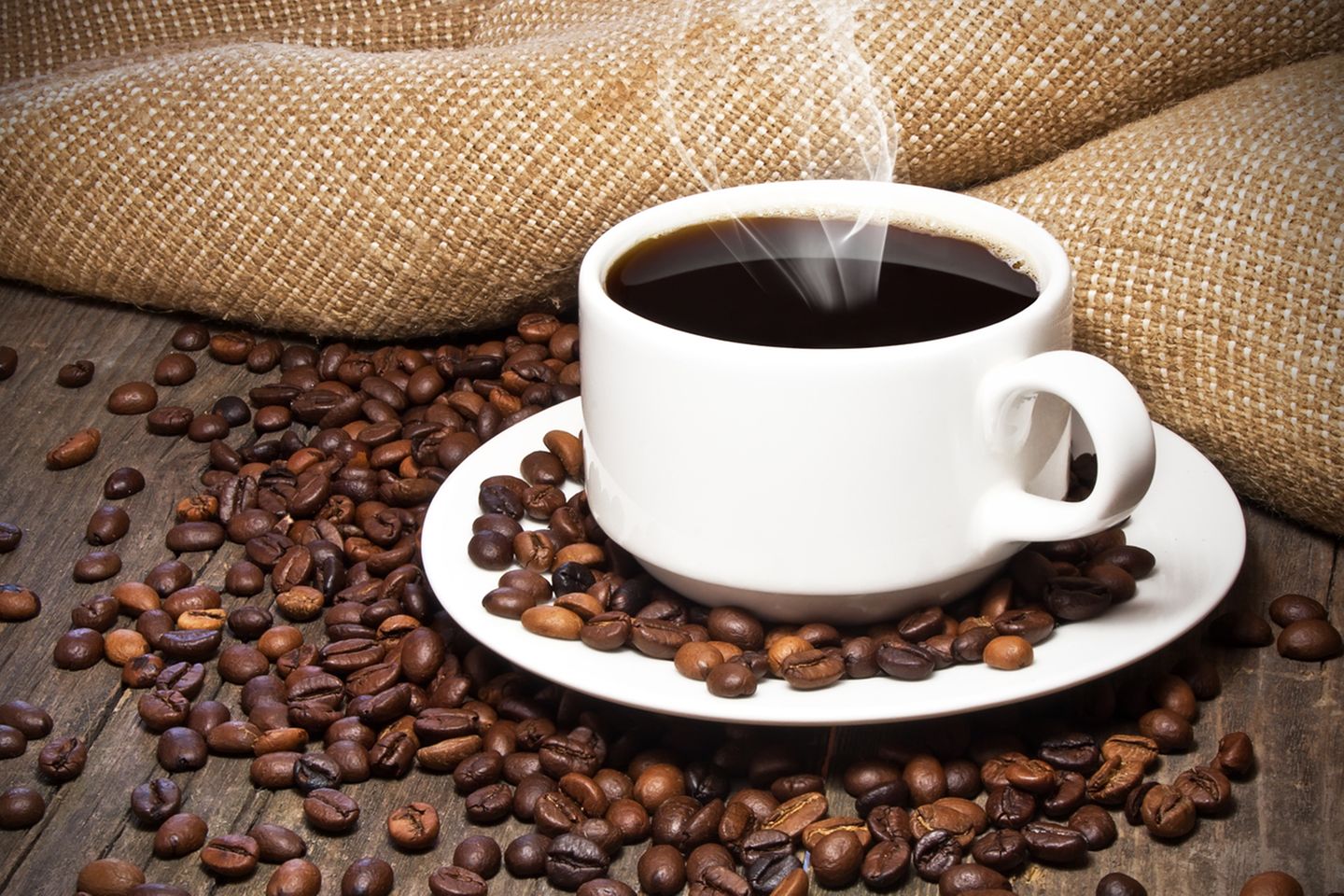 Ernteausfall und gestiegene Nachfrage haben den Kaffee-Preis innerhalb eines Jahres um 7,1 Prozent steigen lassen - so teuer war Kaffee zuletzt im Juli 1986. Experten erwarten, dass der Preis in den kommenden Monaten weiter ansteigen wird.