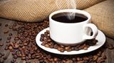 Ernteausfall und gestiegene Nachfrage haben den Kaffee-Preis innerhalb eines Jahres um 7,1 Prozent steigen lassen - so teuer war Kaffee zuletzt im Juli 1986. Experten erwarten, dass der Preis in den kommenden Monaten weiter ansteigen wird.