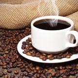 Ernteausfall und gestiegene Nachfrage haben den Kaffee-Preis innerhalb eines Jahres um 7,1 Prozent steigen lassen - so teuer war Kaffee zuletzt im Juli 1986. Experten erwarten, dass der Preis in den kommenden Monaten weiter ansteigen wird.