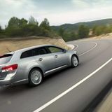 Die Veränderungen an den Schürzen führen zu einem Längenwachstum des nun 4,78 Meter langen Avensis von 15 Millimetern im Vergleich zum aktuellen Modell