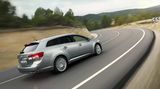 Die Veränderungen an den Schürzen führen zu einem Längenwachstum des nun 4,78 Meter langen Avensis von 15 Millimetern im Vergleich zum aktuellen Modell