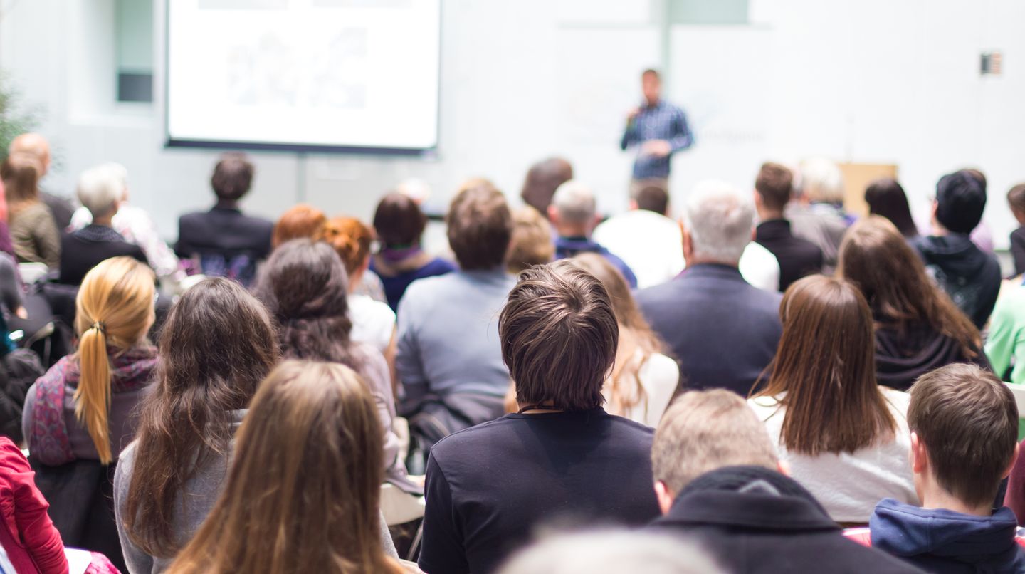 Studenten im Hörsaal - nach Ende ihres Studiums haben sie gute Chancen auf dem Arbeitsmarkt