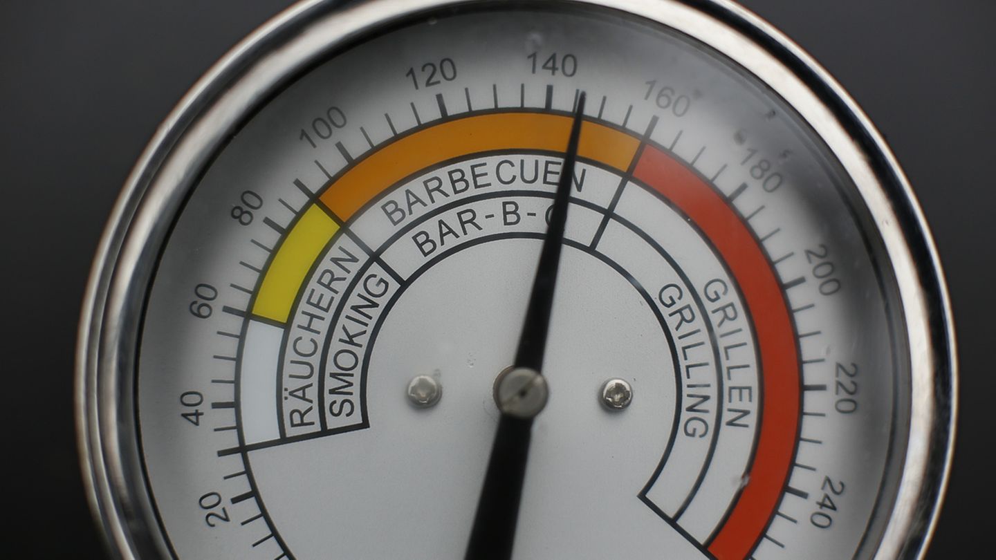 Auf diese Temperatur sollte ihr Smoker beim Pulled Pork nie steigen! 110 Grad sind die Höchstgrenze. Ansonsten wird das Fleisch nicht weich und zart. Aus dem Pulled Pork wird dann schnell ein "Sliced Pork", eines, das man nur noch mit dem Messer schneiden kann. Bis es ganz fertig ist, braucht es etwa 17 bis 20 Stunden bei möglichst konstanten 110 Grad. Der beste Freund des "Pitboss", dem Chef am Smoker, ist das Fleischthermometer. Mit seiner Sonde wird die Hitze tief im Fleisch gemessen. Der Koch nennt das Kerntemperatur. Das gute Stück ist fertig, wenn in seinem Inneren rund 95 Grad Celsius erreicht sind.