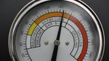Auf diese Temperatur sollte ihr Smoker beim Pulled Pork nie steigen! 110 Grad sind die Höchstgrenze. Ansonsten wird das Fleisch nicht weich und zart. Aus dem Pulled Pork wird dann schnell ein "Sliced Pork", eines, das man nur noch mit dem Messer schneiden kann. Bis es ganz fertig ist, braucht es etwa 17 bis 20 Stunden bei möglichst konstanten 110 Grad. Der beste Freund des "Pitboss", dem Chef am Smoker, ist das Fleischthermometer. Mit seiner Sonde wird die Hitze tief im Fleisch gemessen. Der Koch nennt das Kerntemperatur. Das gute Stück ist fertig, wenn in seinem Inneren rund 95 Grad Celsius erreicht sind.