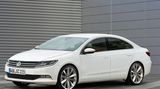 VW Golf 7 CC    Was beim Passat klappt, wird beim Golf nicht misslingen. Der Golf ist der Inbegriff eines praktischen Fünftürers, aber selbst dieser klassische Kompakte muss sich in verwandeln, um wirklich begehrlich zu sein. 2014 stellt VW das viertürige CC Coupé neben den Jetta. Die Länge bleibt gleich, das Coupé wird aber deutlich schlanker und flacher.
