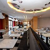 Zu ebener Erde ist bald das Romanische Café für jedermann geöffnet. Das Waldorf Astoria hat sich die Namensrechte an dem einst berühmtesten Kaffeehaus Berlins in den zwanziger Jahren gesichert. In dem Künstlerlokal am Kudamm trafen sich zu Zeiten der Weimarer Republik die Schriftsteller Erich Kästner, Mascha Kaléko, Stefan Zweig und Alfred Döblin. Noch sind die Bücheregale des neuen Cafés so gut wie leer, bald sollen hier aber Dichterlesung stattfinden.