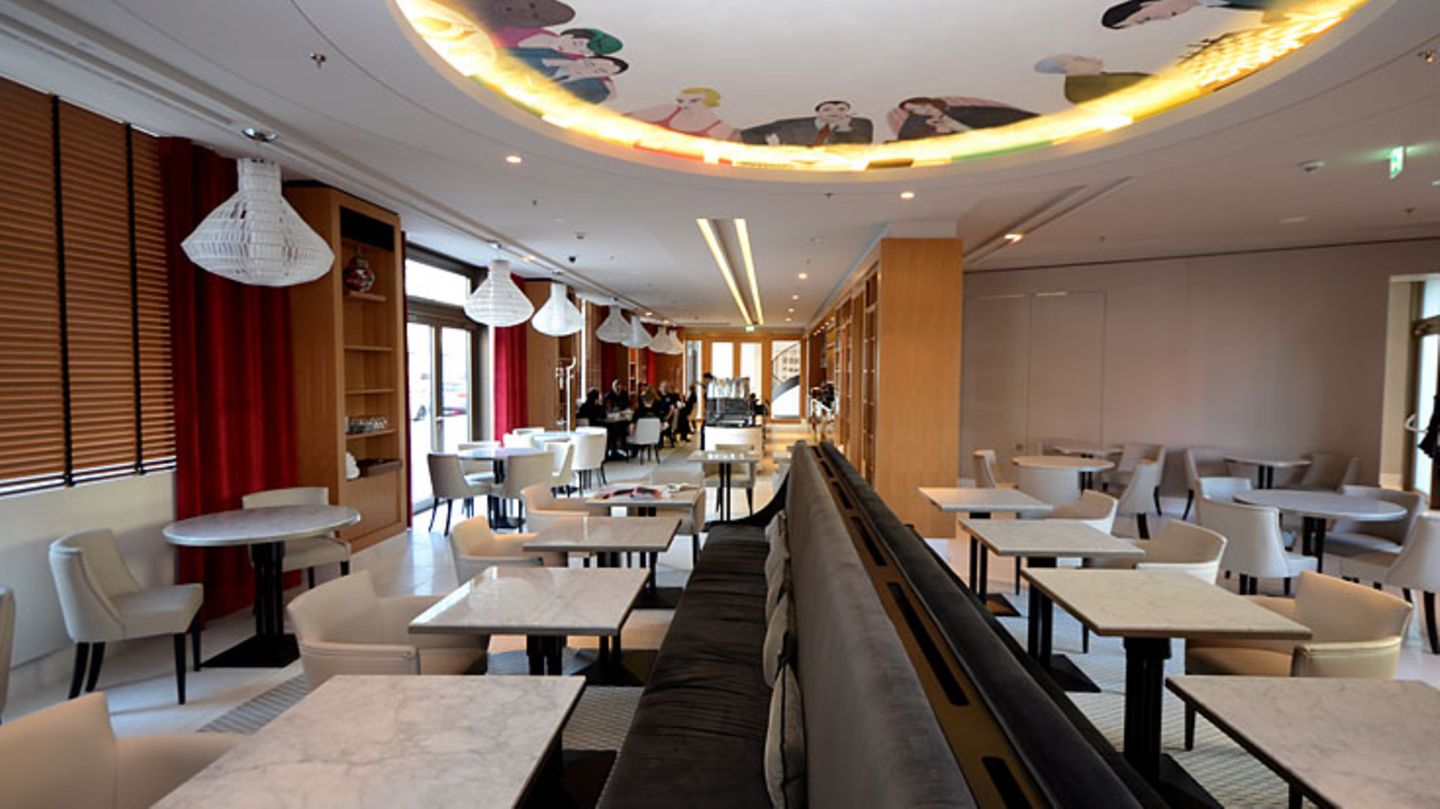 Zu ebener Erde ist bald das Romanische Café für jedermann geöffnet. Das Waldorf Astoria hat sich die Namensrechte an dem einst berühmtesten Kaffeehaus Berlins in den zwanziger Jahren gesichert. In dem Künstlerlokal am Kudamm trafen sich zu Zeiten der Weimarer Republik die Schriftsteller Erich Kästner, Mascha Kaléko, Stefan Zweig und Alfred Döblin. Noch sind die Bücheregale des neuen Cafés so gut wie leer, bald sollen hier aber Dichterlesung stattfinden.