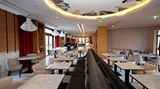 Zu ebener Erde ist bald das Romanische Café für jedermann geöffnet. Das Waldorf Astoria hat sich die Namensrechte an dem einst berühmtesten Kaffeehaus Berlins in den zwanziger Jahren gesichert. In dem Künstlerlokal am Kudamm trafen sich zu Zeiten der Weimarer Republik die Schriftsteller Erich Kästner, Mascha Kaléko, Stefan Zweig und Alfred Döblin. Noch sind die Bücheregale des neuen Cafés so gut wie leer, bald sollen hier aber Dichterlesung stattfinden.