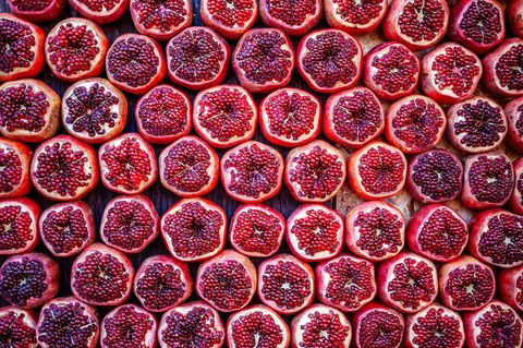 Granatapfel  In der Antike galt der Granatapfel bereits als Zeichen der Fruchtbarkeit - allein schon durch seine pralle, saftige Erscheinung. Seine zellerneuernde Wirkung ist ein grandioser Nebeneffekt. Schmeckt köstlich zu herzhaften Salaten oder einfach als Topping im Joghurt.