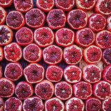 Granatapfel  In der Antike galt der Granatapfel bereits als Zeichen der Fruchtbarkeit - allein schon durch seine pralle, saftige Erscheinung. Seine zellerneuernde Wirkung ist ein grandioser Nebeneffekt. Schmeckt köstlich zu herzhaften Salaten oder einfach als Topping im Joghurt.