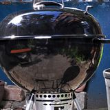 Fertig gebaut. Dieser Grill hat ein Grillrost von 57 Zentimetern Durchmesser. Das reicht, um sechs Personen in einem Gang satt zu bekommen. Ein Drittel des Durchmessers liegt allerdings direkt über der Holzkohle und fällt für das indirekte Garen aus. Kugelgrills gibt es in unterschiedlichen Ausführungen von verschiedenen Herstellern. Günstigere Geräte unterscheiden sich vor allem im verwendeten Stahlblech und der Beschichtung. Wer nur gelegentlich grillt, ist mit einem günstigen Gerät gut aufgehoben. Ambitionierten Griller legen mehr Wert auf Langlebigkeit, Verarbeitung und durchdachte Bedienung. Erstere zahlen 100 Euro, die anderen 300.