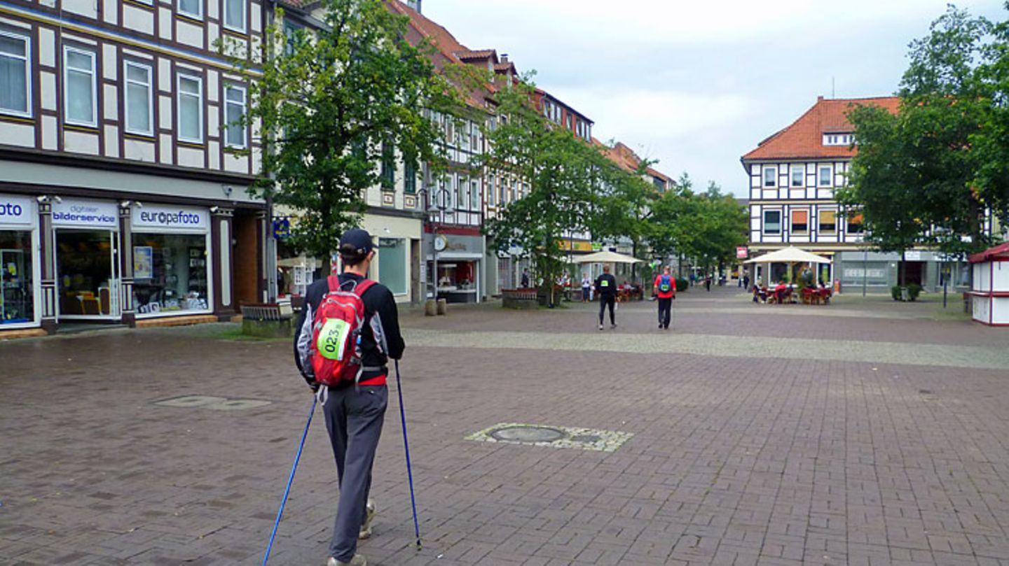 Zurück in Osterode: Die Turmuhr der Aegidienkriche schlägt 11 Uhr, als wir die letzten Schritte über den Kornmarkt bis zum Ziel vor der Stadthalle laufen. Einige Passanten klatschen. "Gleich hamses geschafft!"