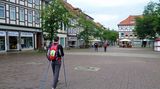 Zurück in Osterode: Die Turmuhr der Aegidienkriche schlägt 11 Uhr, als wir die letzten Schritte über den Kornmarkt bis zum Ziel vor der Stadthalle laufen. Einige Passanten klatschen. "Gleich hamses geschafft!"