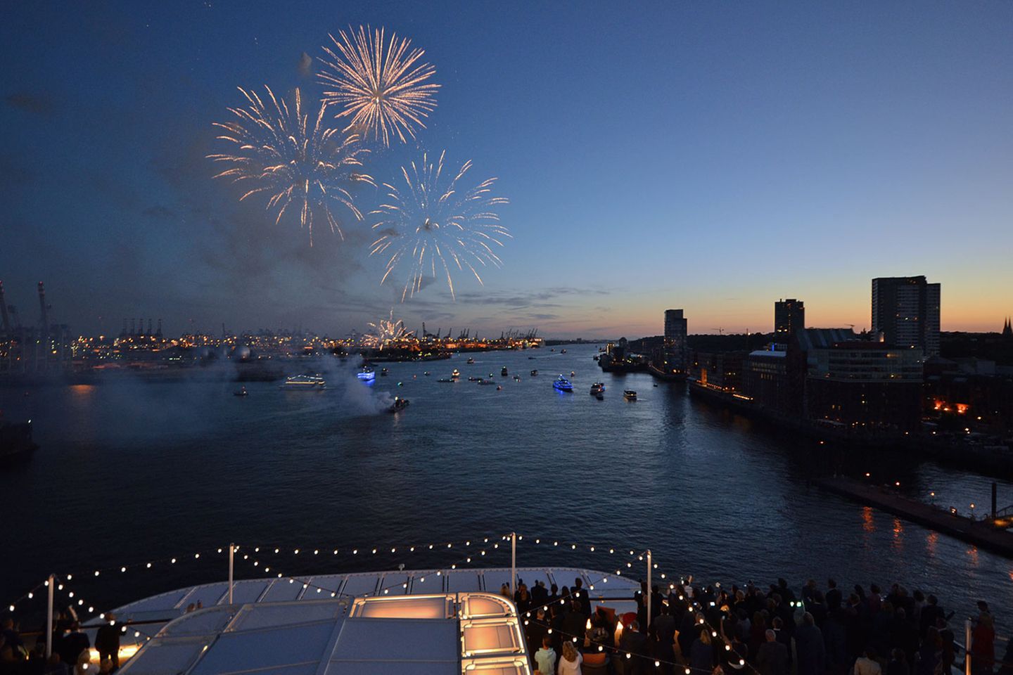 Keine Taufe in Hamburg ohne ein Feuerwerk. Die 29-jährige Taufpatin erzählt, dass sie den Neubau schon auf der Bauwerft STX Finland in Turku besucht und symbolisch mitgearbeitet hatte. "Es gibt irgendwo auf dem Schiff eine Schweißnaht von mir", sagte Helene Fischer. "Darauf bin ich auch ein bisschen stolz."