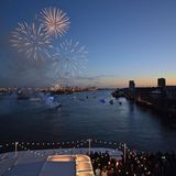 Keine Taufe in Hamburg ohne ein Feuerwerk. Die 29-jährige Taufpatin erzählt, dass sie den Neubau schon auf der Bauwerft STX Finland in Turku besucht und symbolisch mitgearbeitet hatte. "Es gibt irgendwo auf dem Schiff eine Schweißnaht von mir", sagte Helene Fischer. "Darauf bin ich auch ein bisschen stolz."