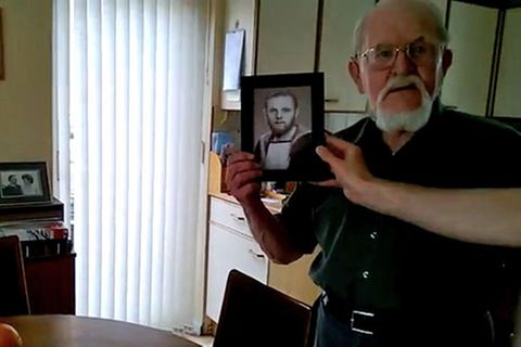 Der 87-jährige Brite Derek Whithey freut sich über sein Jugendfoto, dass von Reddit-Nutzern bearbeitet wurde.